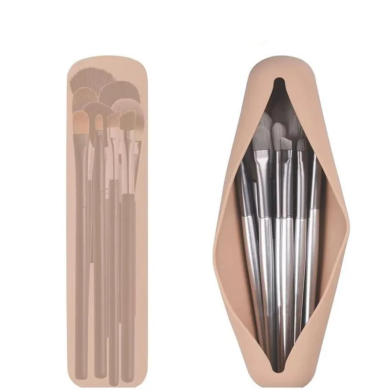 “Effortless Makeup Application: The Hypoallergenic Silicone Makeup Brush Case for Clean, Organized, and Hassle-Free Beauty Routine”