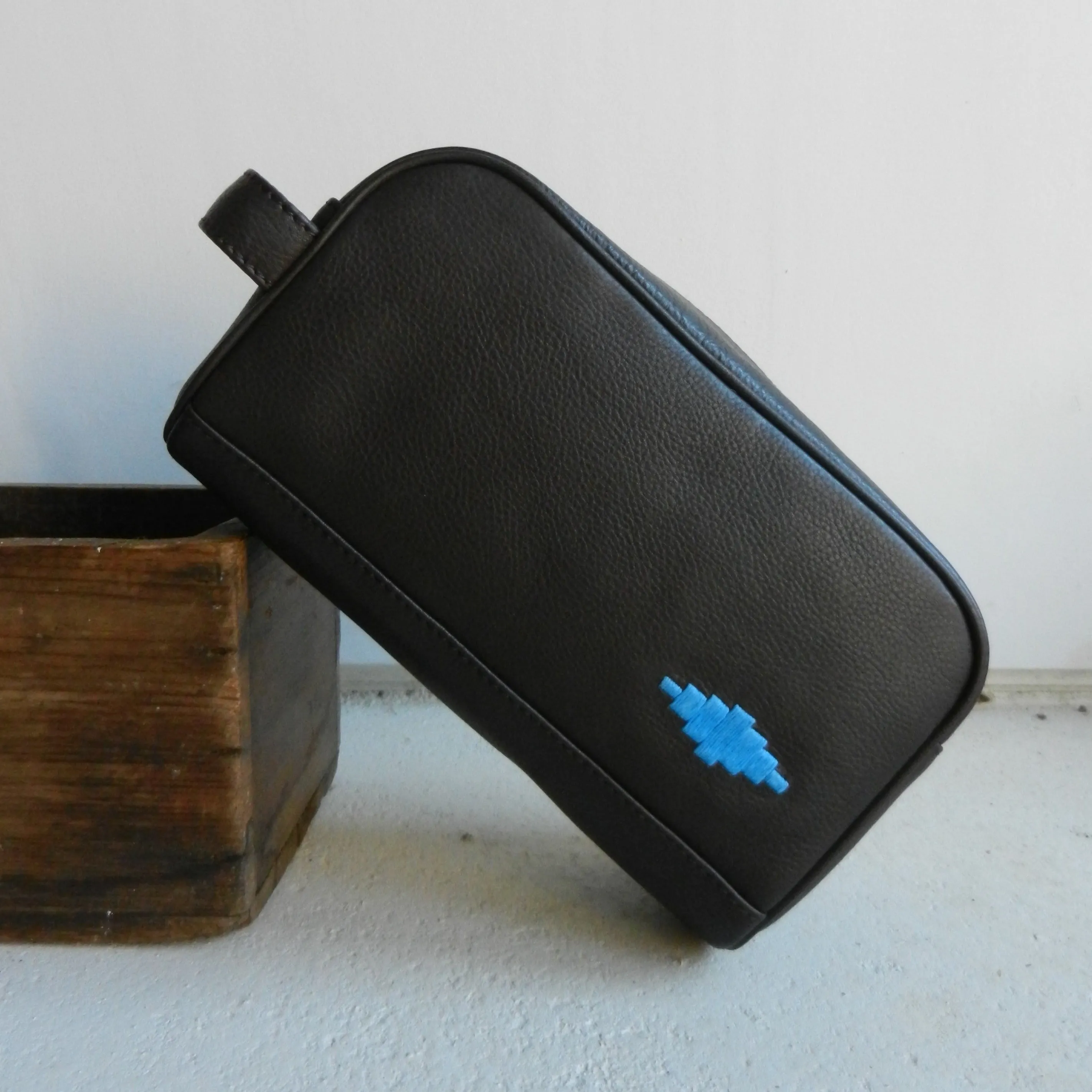 Hombre Washbag - Navy Leather